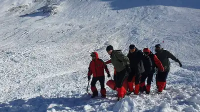 В МЧС объяснили, почему не расчищают дорогу после лавины в Алматинской области, фото - Новости Zakon.kz от 11.03.2023 19:47