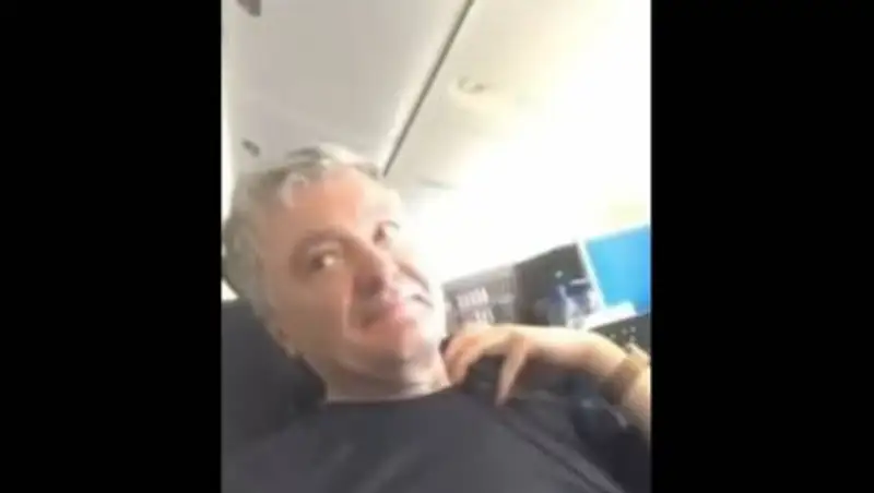 Националист напал на Порошенко в самолете