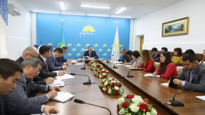 Аким Жамбылской области заслушал отчеты работников филиалов партии "Нур Отан"