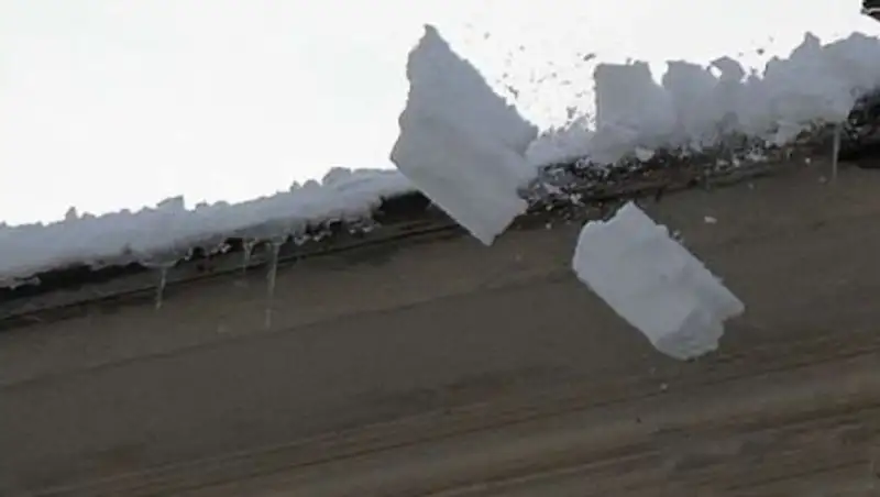 В Алматы ледяная глыба с крыши упала на человека