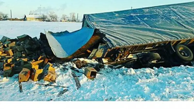 В СКО на трассе перевернулся прицеп с 12 тоннами алкоголя