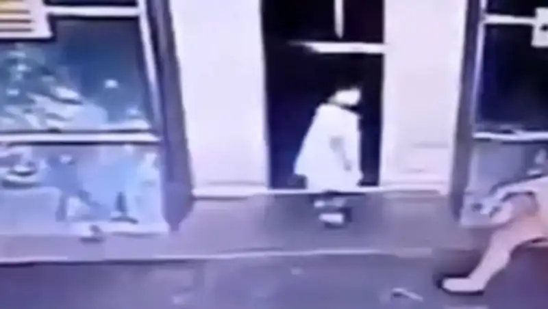 В Малайзии мать ударом ноги спасла дочь от захлопывающихся дверей лифта