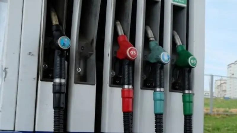Житель Уральска проверил, есть ли недолив бензина на автозаправках