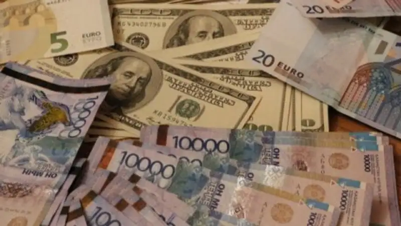 Тенге снова слабеет