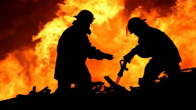 Пострадавшим от пожара жителям п. Караоткел предоставили временное жилье