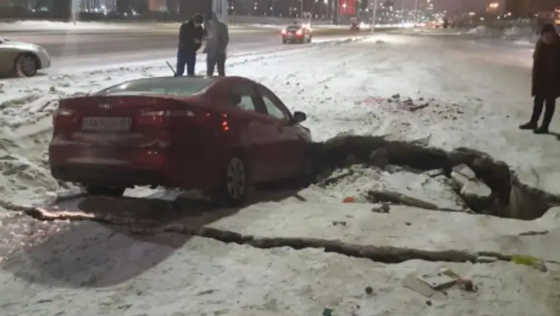 Автомобиль провалился под асфальт в столице