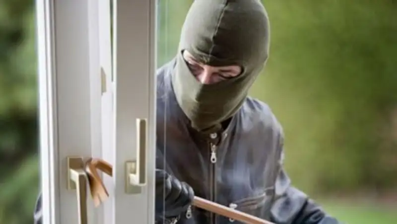 Алматыда білім басқармасын тонап, балалардың жеке мәліметтері жоғалып кетті