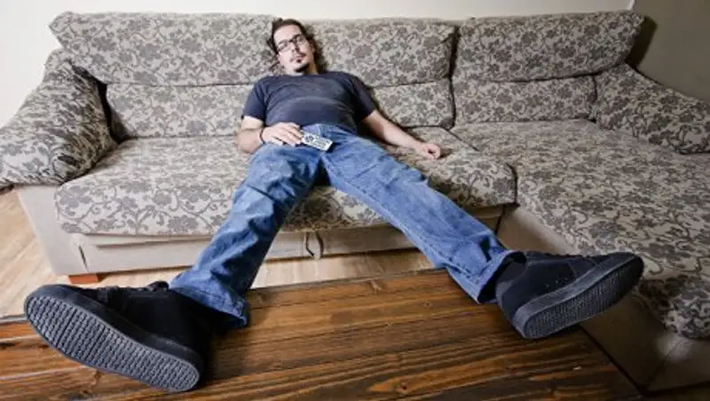 СМИ: в Петербурге мужчина упал с дивана и разбился насмерть