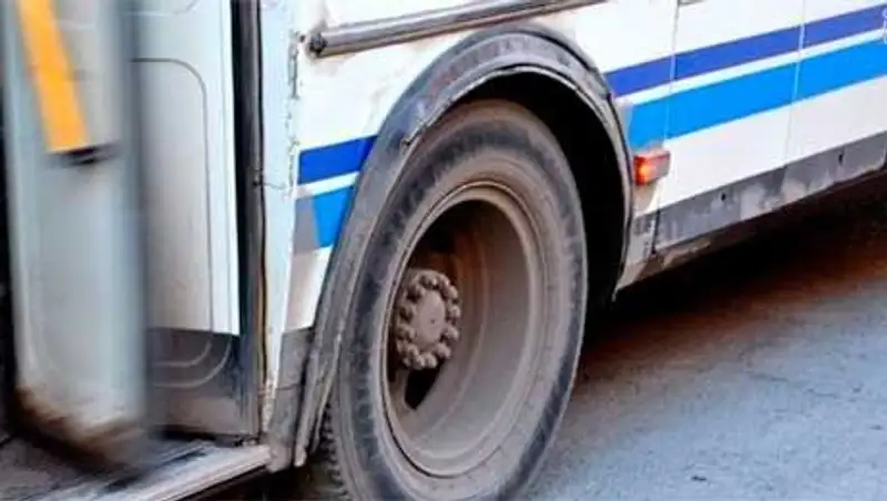 В Таразе выпавший из пассажирского автобуса кондуктор погиб под колесами попутного авто