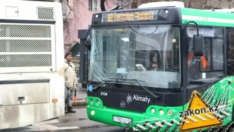 Новенький пассажирский автобус попал в ДТП в Алматы