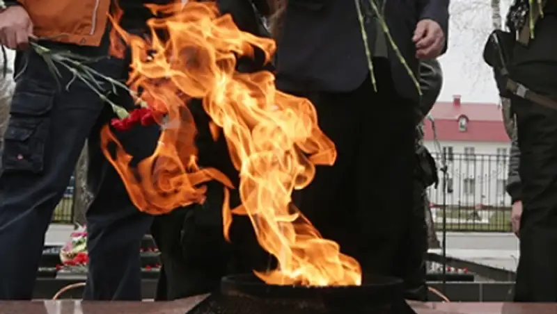 Тульские школьники пожарили картошку на Вечном огне и сожгли венки