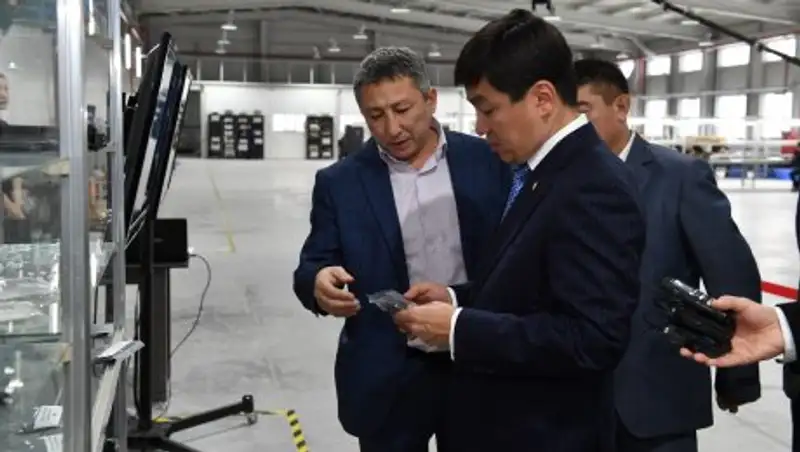 Байбеку рассказали о производстве солнечных картриджей в Алматы