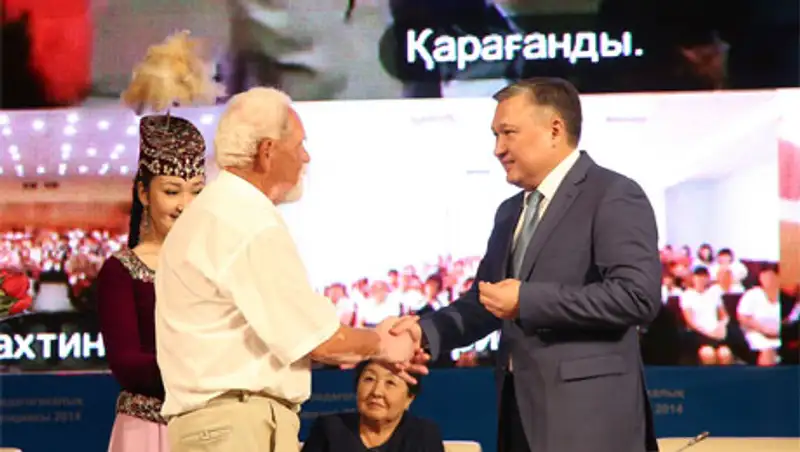 Аким Карагандинской области наградил молодых педагогов