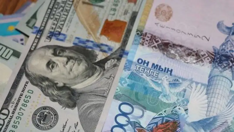 Курс доллара превысил 335 тенге на утренних торгах