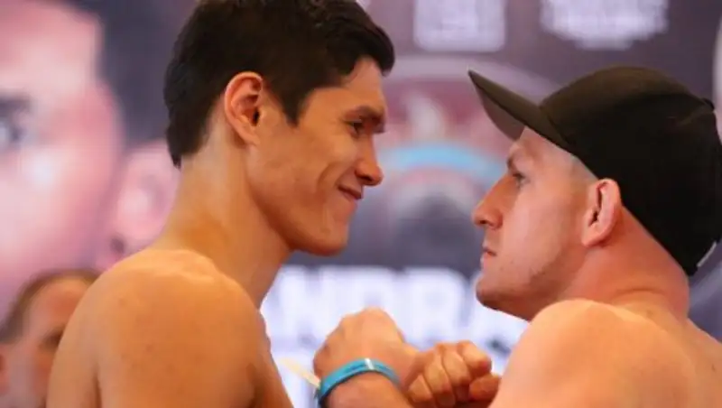 Елеусинов провел дуэль взглядов перед боем с американцем