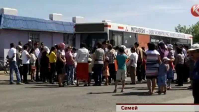 В Семее дачники перекрыли дорогу и потребовали встречи с властями