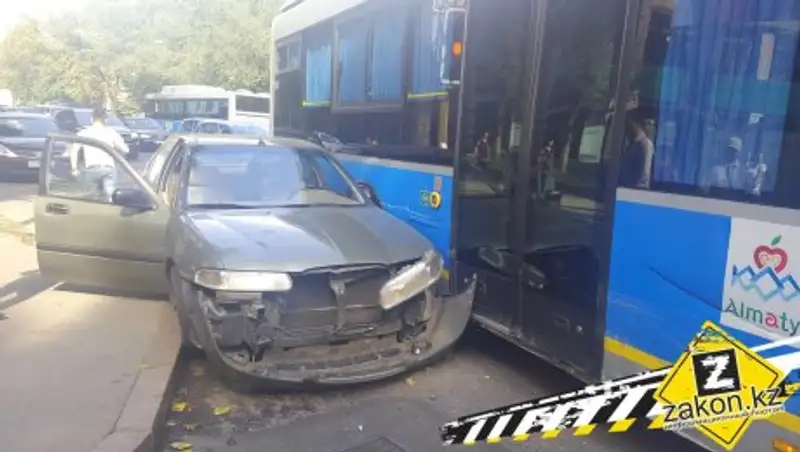 В Алматы пассажирский автобус вжал в бордюр легковушку