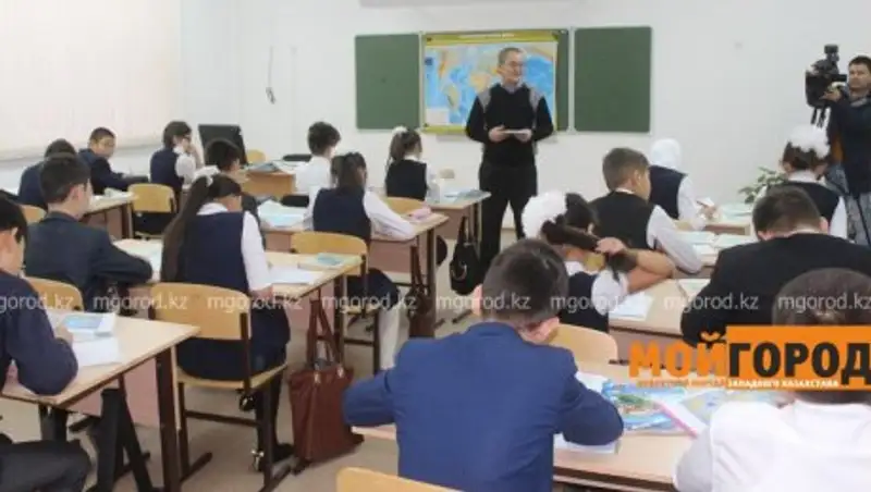 Школьникам Актюбинской области запретили приносить на занятия дорогие смартфоны