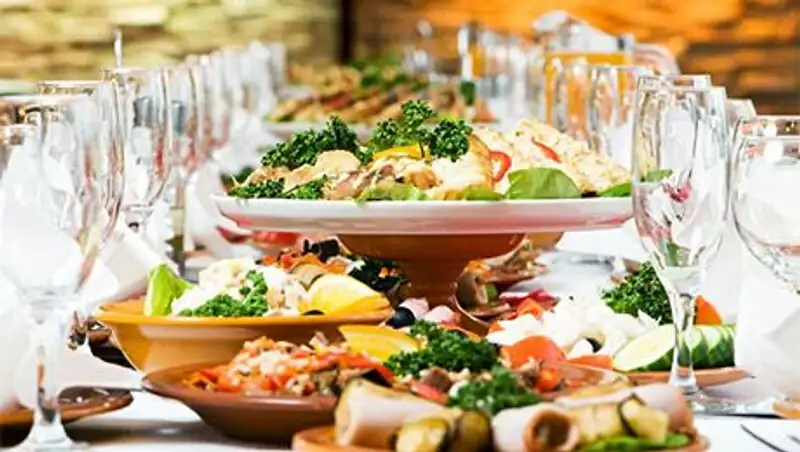 Исключить из свадебных меню торты и салаты с майонезом рекомендует главный санврач РК