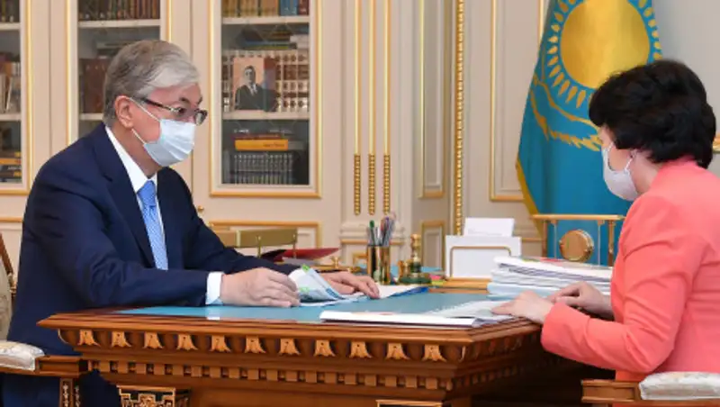 Не спешить с переводом казахского языка на латиницу поручил Токаев