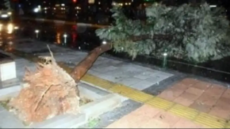 Сильнейший шторм с ливнем затопил Анталью