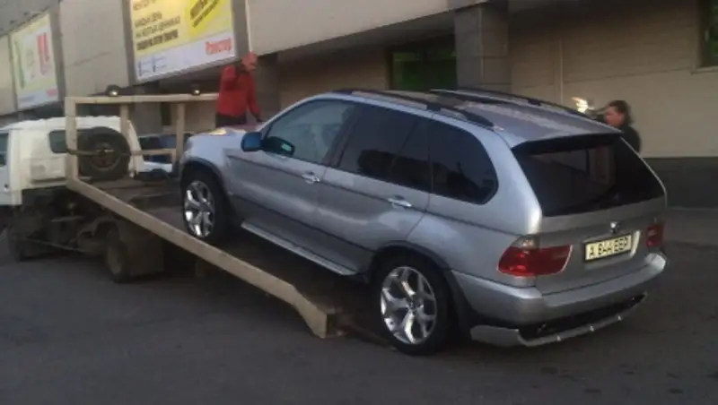 В Алматы BMW X5 отвезли на штрафстоянку за долг по налогу на транспортное средство