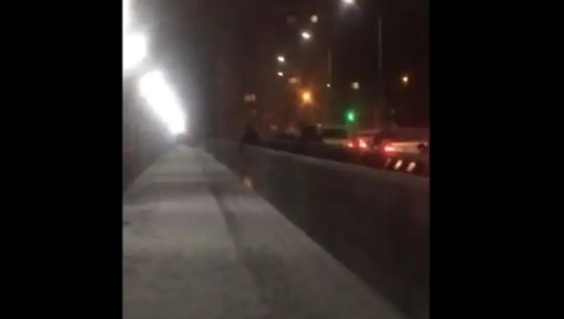 &#1256;скеменде ер адам &#1198;лбі &#1257;зені &#1199;стіндегі к&#1257;пірден секіріп кетпекші болды 