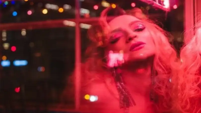 Исполнитель хита "Между мной и тобой" объявил себя трансгендерной женщиной