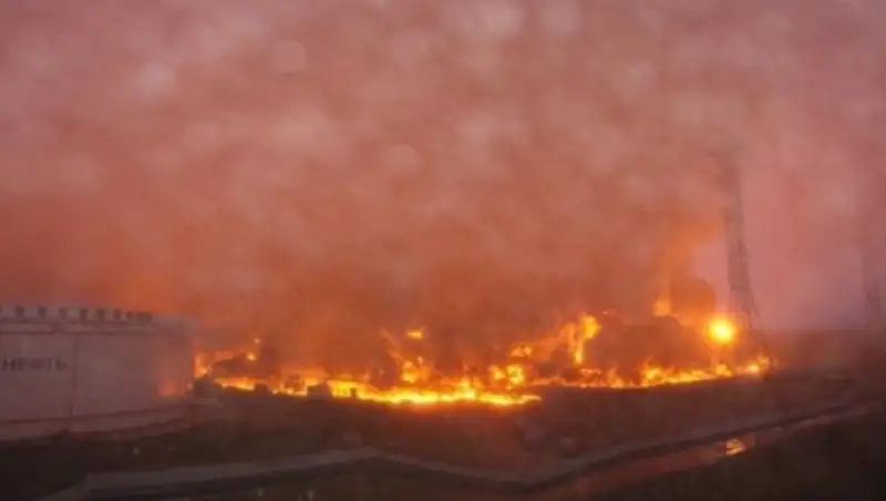 В порту Эс-Сидр на востоке Ливии загорелись два нефтяных резервуара