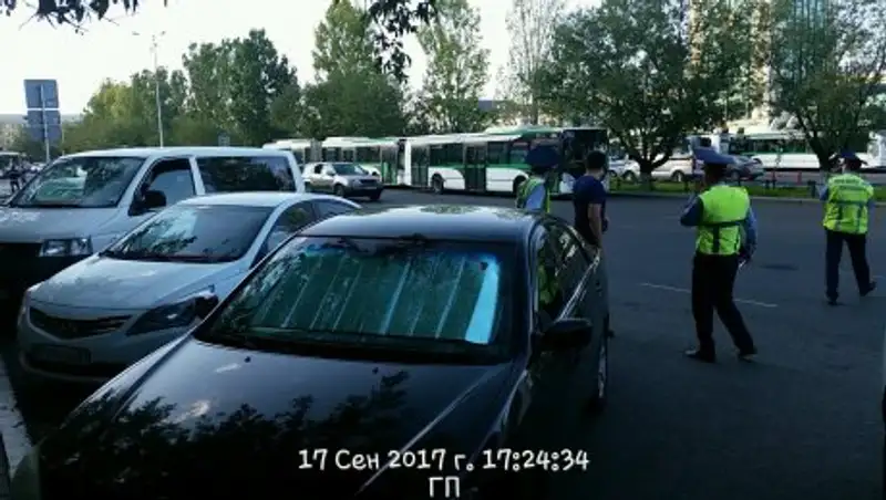 В Астане прохожий заставил полицейских выписать протокол на их коллегу
