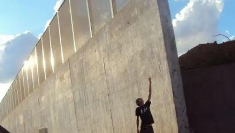 Турция начала постройку стены на границе с Сирией