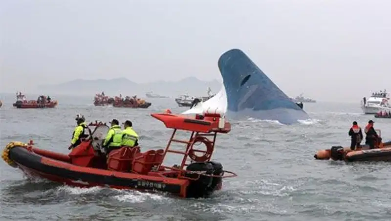 В момент крушения корейским паромом командовал третий помощник  