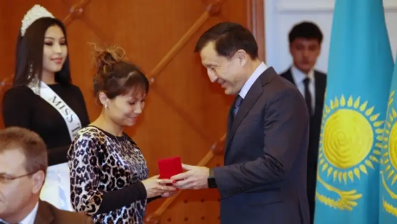 Аким Астаны вручил ключи вкладчикам Жилстройсбербанка