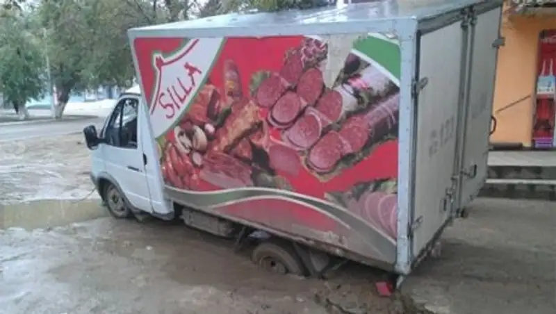 В Актобе газель с колбасой "утонула" в грязи