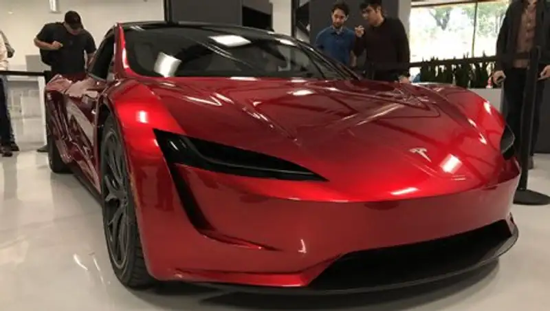 В Сети появились свежие фото нового Tesla Roadster