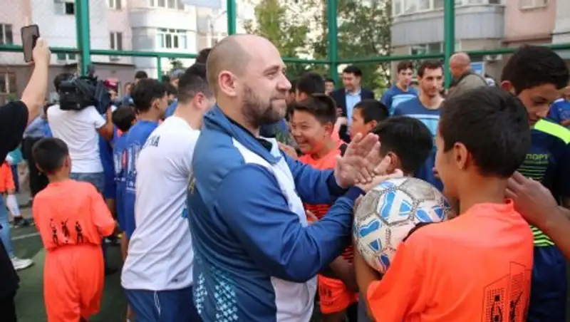 Сборная Аргентины посетила дворовую площадку в Алматы