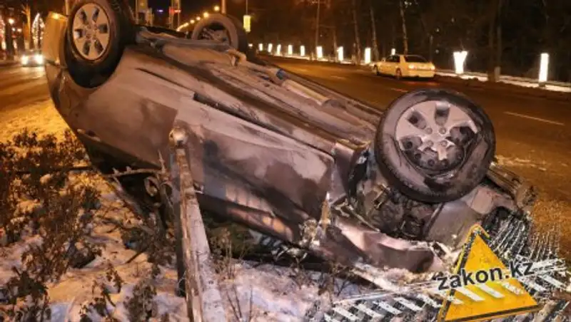 В Алматы Hyundai снес забор и перевернулся