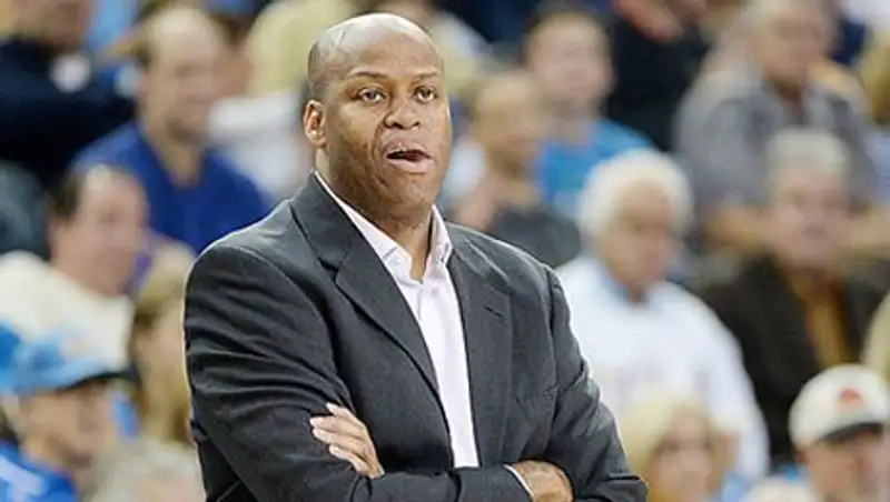 Брата Мишель Обамы уволили с должности баскетбольного тренера