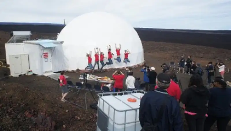 Участники эксперимента год имитировали марсианскую экспедицию на Гавайях