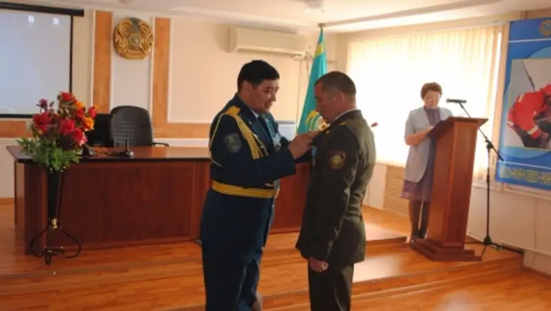 В Атырауской области пожарный вытащил детей из горящего дома