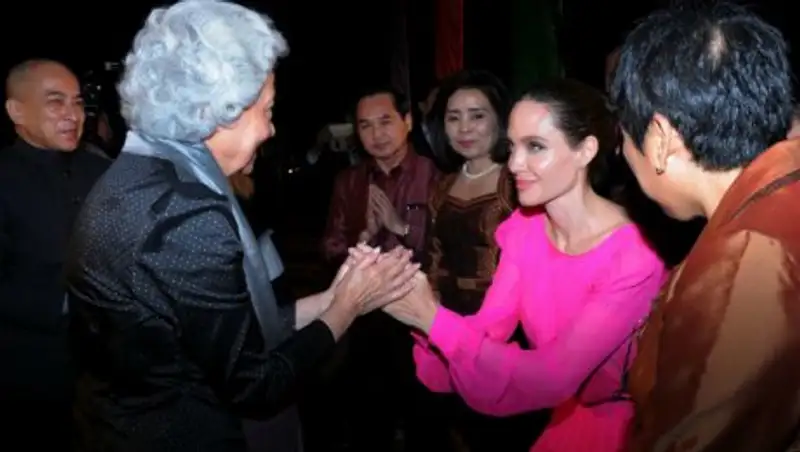 Анджелина Джоли произвела фурор на премьере в ярко-розовом платье