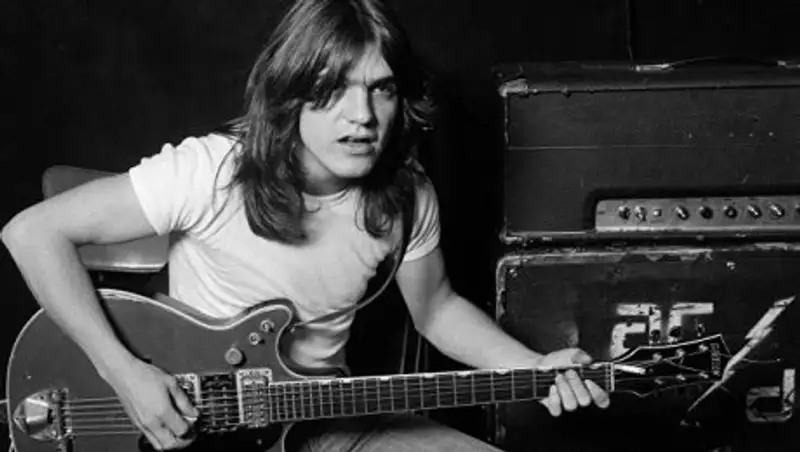 Умер один из основателей AC/DC