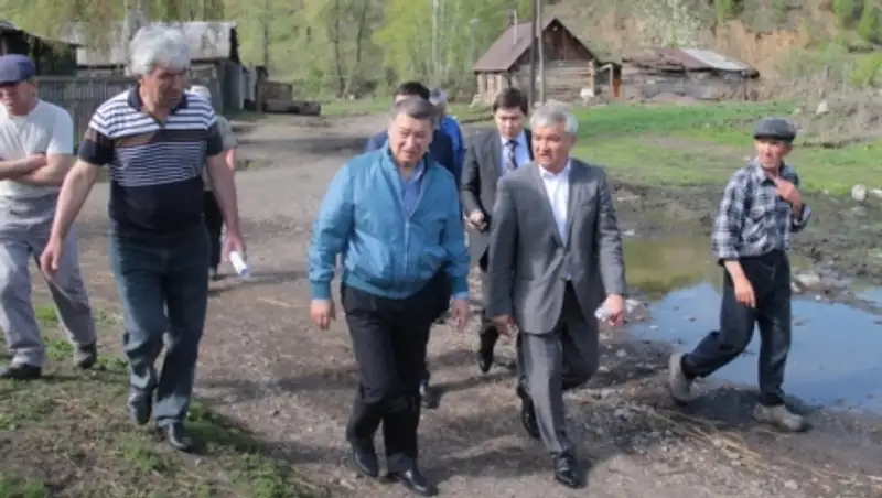 Аким ВКО проверил, как ведутся работы в районах, пострадавших от наводнения