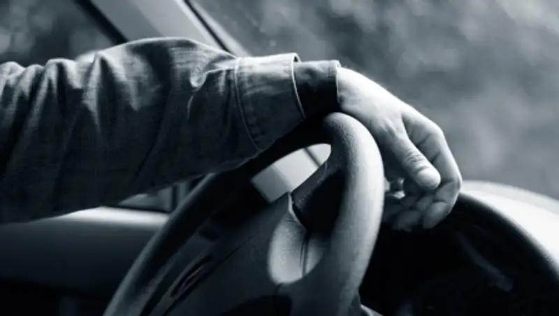 В Волгограде таксист 16 часов возил в машине мертвую подругу, думая, что она спит