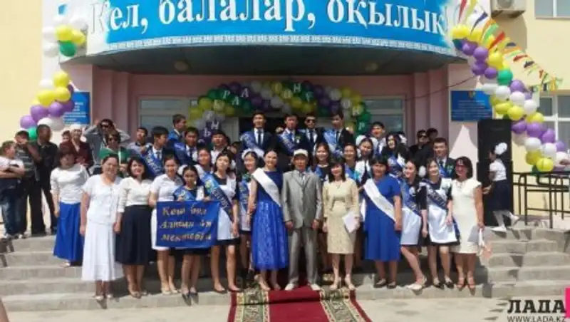 В Мангистауской области ученики отказались от выпускного ради больной девочки