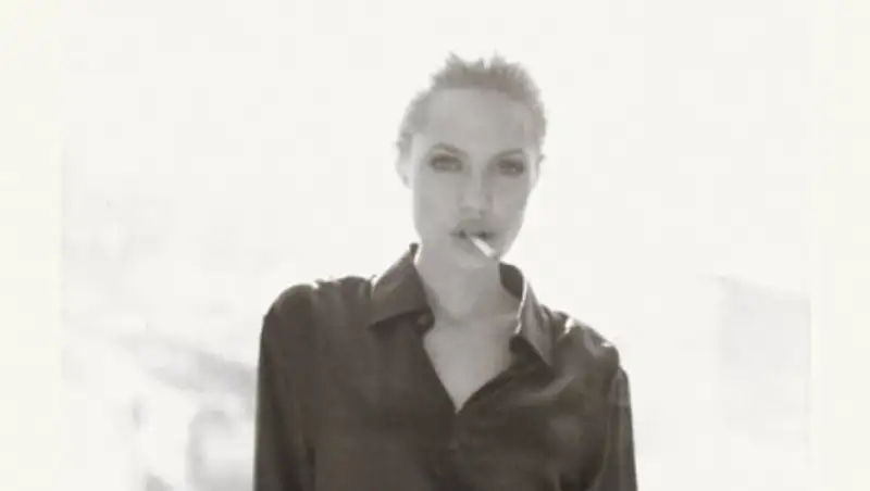 Фэшн-фотограф поделился архивами: Провокационные фото молодой Анджелины Джоли