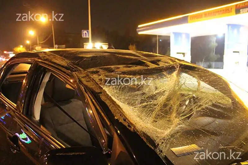 Тойота прокатилась на боку, а потом перевернулась на крышу в Алматы (фото), фото - Новости Zakon.kz от 24.10.2013 17:17