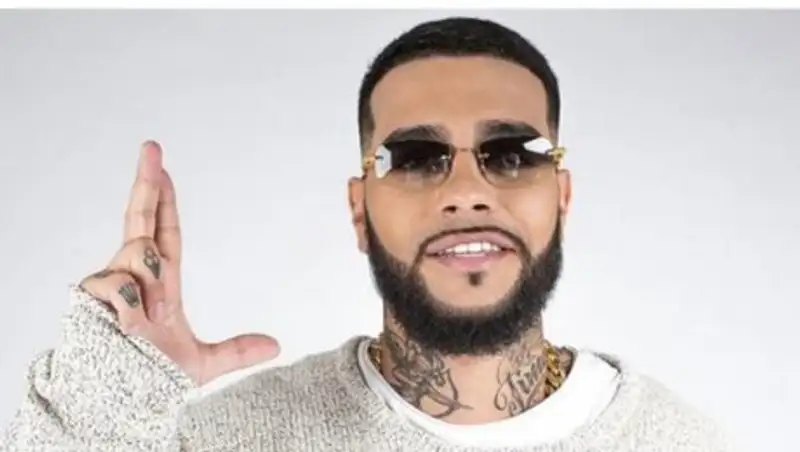 Охранники Тимати устроили потасовку при посадке на самолет Москва — Алматы