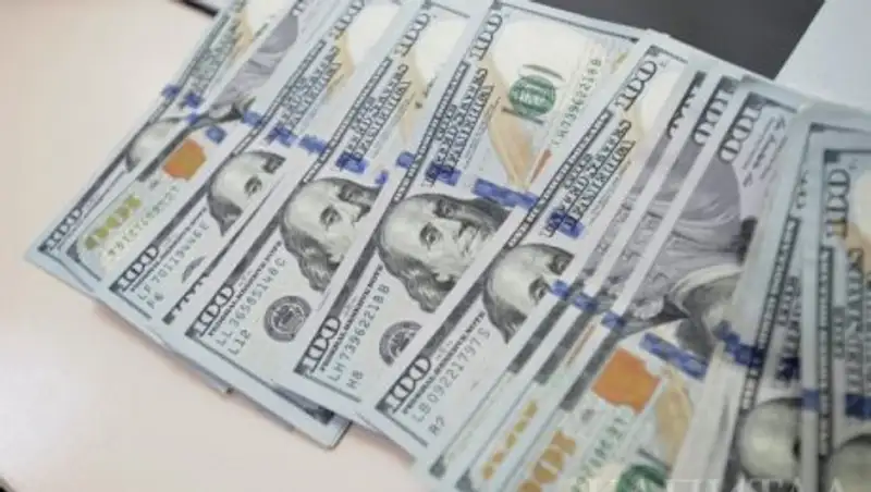 В обменниках доллар продают по курсу 382 тенге