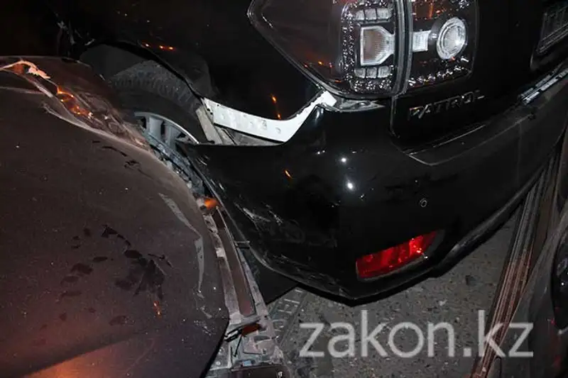 В Алматы резкий маневр водителя Фольксвагена закончился аварией (фото), фото - Новости Zakon.kz от 06.11.2013 17:45